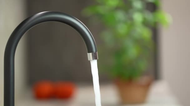 Voda Tekoucí Kohoutku Kuchyni Vodovodu Teče Proud Vody Vypnout Vodu — Stock video