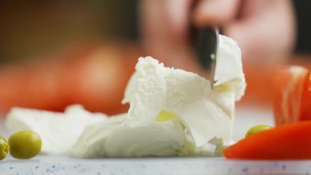 Griechischer Salat Kochen Das Messer Schneidet Feta Käse Tomaten Und — Stockvideo