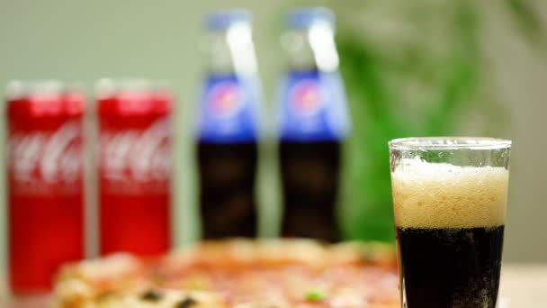 Apetyczna Włoska Pizza Butelka Pepsi Coca Cola Napój Gazowany Pizzę — Wideo stockowe
