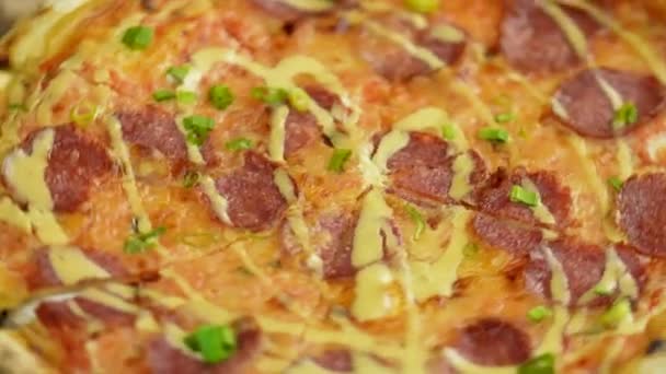 Піца Димі Крупним Планом Гаряча Свіжа Піца Пепероні — стокове відео