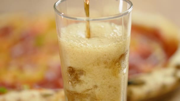 クローズアップ ホットフレッシュペッパーニピザ アイスキューブ付きコーラ 炭酸塩化された甘い飲み物 — ストック動画