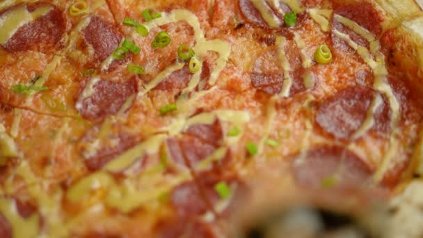 热新鲜的意大利香肠披萨和一杯可乐与冰块 碳酸甜饮料 — 图库视频影像