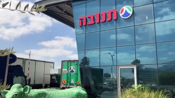 Das Firmenlogo Von Tnuva Auf Dem Gebäude Des Logistikzentrums Israelische — Stockvideo