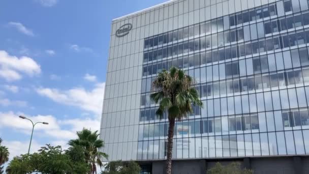 Intel Logo Auf Einem Glasgebäude Sitz Des Technologieunternehmens Israel Petah — Stockvideo