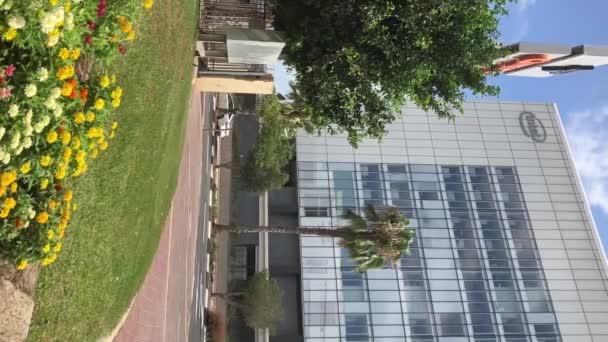 英特尔标志上的玻璃建筑 技术连总部设在以色列 Petah Tikva 2023年7月2日Reels垂直 — 图库视频影像