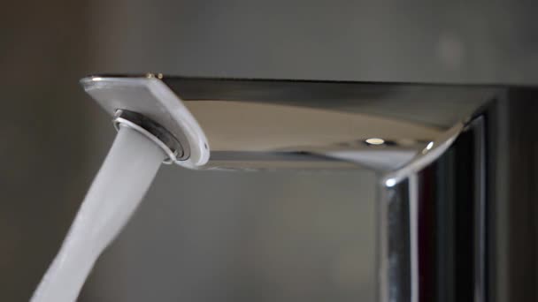 Männliche Hand Der Toilette Den Wasserhahn Aufdrehen Der Wasserhahn Badezimmer — Stockvideo