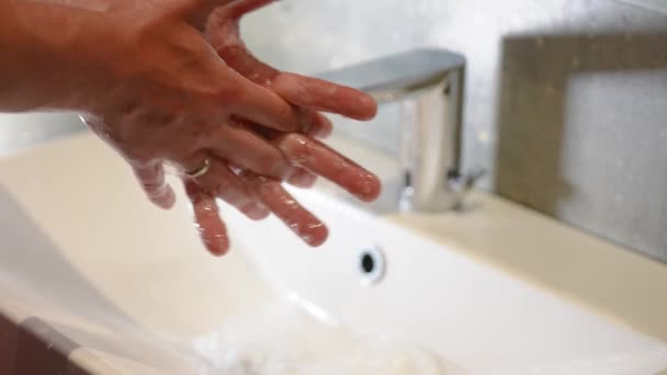 Movimento Lento Closeup Mão Humana Sob Corrente Água Pura Torneira — Vídeo de Stock