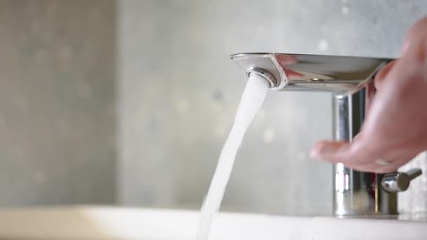 Sluit Mannelijke Hand Open Kraan Van Water Het Toilet Kraan — Stockvideo