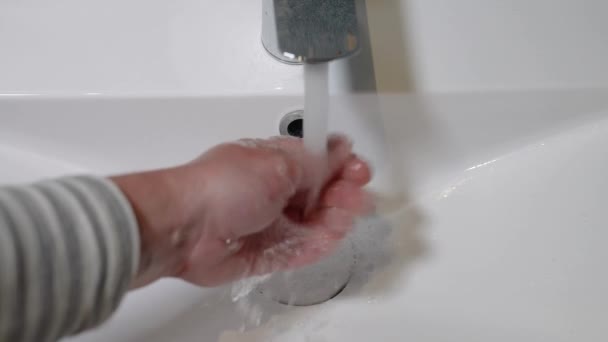 Медленное Движение Крупный План Человеческой Руки Потоком Чистой Воды Крана — стоковое видео