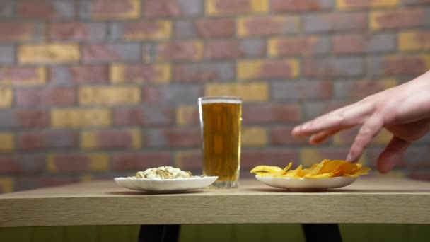 ガラスのクローズアップのファミリービール マグカップでアルコールビールを飲む ホワイトバックグラウンドに新鮮なビールを注ぐスローモーションショット — ストック動画