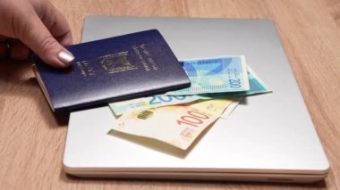 İsrail seyahati kavramı. İsrail pasaportu Darkon, şekeller ve dolar. Yolculuk hazırlıkları, döviz kurları, uçak biletleri..