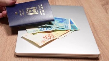 İsrail seyahati kavramı. İsrail pasaportu Darkon, şekeller ve dolar. Yolculuk hazırlıkları, döviz kurları, uçak biletleri..