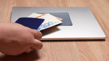 İsrail seyahati kavramı. İsrail pasaportu Darkon, şekeller ve dolar. Yolculuk hazırlıkları, döviz kurları, uçak biletleri..