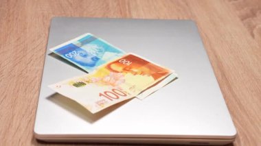 İsrail seyahati kavramı. İsrail pasaportu Darkon, şekeller ve dolar. Yolculuk hazırlıkları, döviz kurları, uçak biletleri..