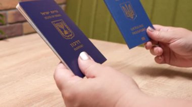 Bir İsrail vatandaşının pasaportu ve bir Ukrayna vatandaşının pasaportu, ülkene dönüş, aliyah. Kağıt para, yeni İsrail şekeli ve Hryvnia. Emme sepeti. Dönüş Yasası 'na göre yardım.