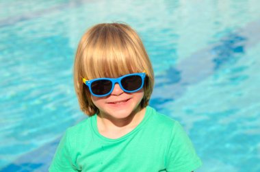 Kavram: Yaz tatili, tatil köyü. Tropik bir gezi. Havuzda yüzmeyi öğrenen tatlı bir çocuk. Sıçramalar, duygular, mayo. Tatil köyünde aile tatili, gezide çocuklar. Yaz tatili, otelin havuzunun yakınındaki bir dinlenme odasında dinleniyor..