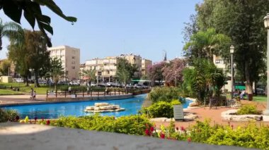 Rishon LeZion. 2 Mart 2024 İsrail. Şehir Parkı. Maurik tarzında güzel palmiye ağaçları ve çeşmeler. Gan Iriya rahat gölgeli bir sokak, yakın hurma ağaçları. Rishon 'u seviyorum.