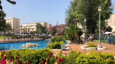 Rishon LeZion. 2 Mart 2024 İsrail. Şehir Parkı. Maurik tarzında güzel palmiye ağaçları ve çeşmeler. Gan Iriya rahat gölgeli bir sokak, yakın hurma ağaçları. Rishon 'u seviyorum.