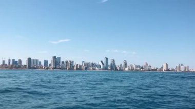 Tel Aviv 'in Panorama' sı ve denizden gökdelenlerin Eski Jaffa Manzarası. Modern Akdeniz metropolü