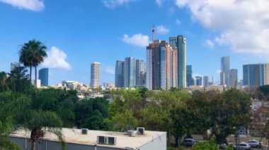 Tel Aviv Panoraması. Büyük şehir, gökdelenler, beton ve camdan yapılmış modern binalar, büyük inşaat alanı..
