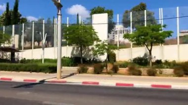 Tel Aviv sokakları bir arabadan görülmüş. Yeni binalar, eski binalar, yeni binalar. Tel Aviv İsrail 4 Mayıs 2024