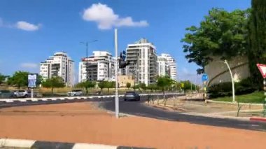 Tel Aviv sokakları bir arabadan görülmüş. Yeni binalar, eski binalar, yeni binalar. Tel Aviv İsrail 4 Mayıs 2024