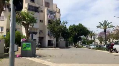 Tel Aviv sokakları bir arabadan görülmüş. Yeni binalar, eski binalar, yeni binalar. Tel Aviv İsrail 4 Mayıs 2024