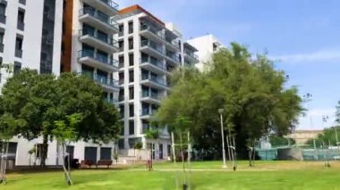 Tel Aviv sokakları bir arabadan görülmüş. Yeni binalar, eski binalar, yeni binalar. Tel Aviv İsrail 4 Mayıs 2024