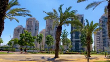 Parkın yakınındaki yüksek binalar ve güzel bir gölet. Yaşamak için ideal bir yer, modern, refah dolu bir bölge. Lüks gayrimenkul. Petah Tikva 3 Mayıs 2024 İsrail