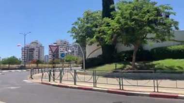 İsrail. Rishon Le Zion 1 Haziran 2024. Çiçekli sokaklar, modern yerleşim alanları. Sokakta kırmızı ağaçlar açıyor. Gayrimenkul yatırımları