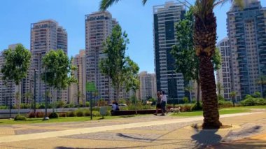 Parkın yakınındaki yüksek binalar ve güzel bir gölet. Yaşamak için ideal bir yer, modern, refah dolu bir bölge. Lüks gayrimenkul. Petah Tikva 3 Mayıs 2024 İsrail