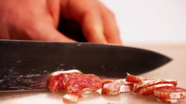 İspanyol tapa Fuet sosis dilimleri. Ciabatta, zeytin, domates suyu, vişneli domates. Şarap için İspanyol atıştırmalıkları