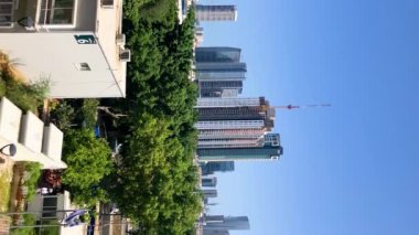 Tel Aviv Panoraması. Büyük şehir, gökdelenler, beton ve camdan yapılmış modern binalar, büyük inşaat alanı..