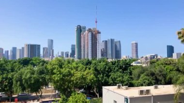 Tel Aviv Panoraması. Büyük şehir, gökdelenler, beton ve camdan yapılmış modern binalar, büyük inşaat alanı..