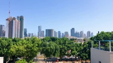 Tel Aviv Panoraması. Büyük şehir, gökdelenler, beton ve camdan yapılmış modern binalar, büyük inşaat alanı..