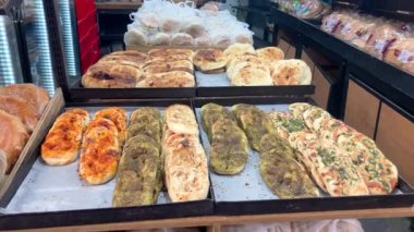 Focaccia, Orta Doğu, Fas ya da Irak ekmeği. Markette fırın, pitas, simit, baget Tel Aviv İsrail 'de