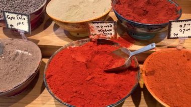 İsrail 'deki doğu pazarı. Baharatlı bir vitrin, çok çeşitli baharatlar, biberler.