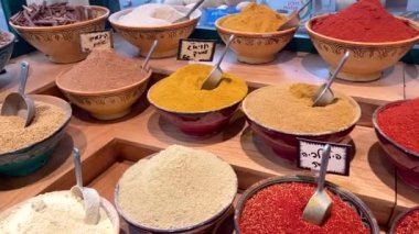 İsrail 'deki doğu pazarı. Baharatlı bir vitrin, çok çeşitli baharatlar, biberler.