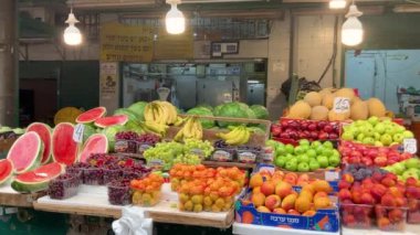 Orta Doğu 'daki pazar ortamı. Taze meyve, kuru fındık, baharatlar. Tel Aviv İsrail 3 Mayıs 2024