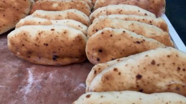 Focaccia, Orta Doğu, Fas ya da Irak ekmeği. Markette fırın, pitas, simit, baget Tel Aviv İsrail 'de