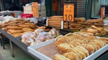Focaccia, Orta Doğu, Fas ya da Irak ekmeği. Markette fırın, pitas, simit, baget Tel Aviv İsrail 'de
