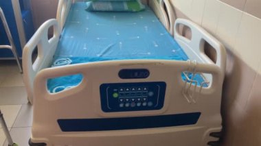 Tıbbi yatak, Walker. Yatalak hastalar için işlevsel yatak. Hastane koğuşu, rehabilitasyon merkezi. Tel Aviv İsrail 3 Mayıs 2024