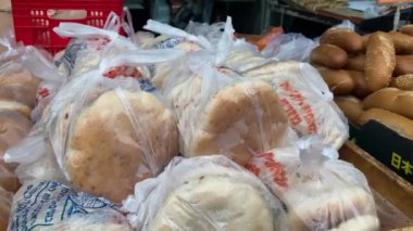 Focaccia, Orta Doğu, Fas ya da Irak ekmeği. Markette fırın, pitas, simit, baget Tel Aviv İsrail 'de