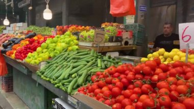 Orta Doğu 'daki pazar ortamı. Taze meyve, kuru fındık, baharatlar. Tel Aviv İsrail 3 Mayıs 2024