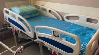 Tıbbi yatak, Walker. Yatalak hastalar için işlevsel yatak. Hastane koğuşu, rehabilitasyon merkezi. Tel Aviv İsrail 3 Mayıs 2024