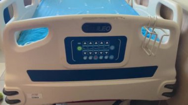 Tıbbi yatak, Walker. Yatalak hastalar için işlevsel yatak. Hastane koğuşu, rehabilitasyon merkezi. Tel Aviv İsrail 3 Mayıs 2024