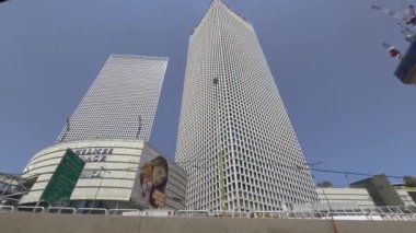 Modern yerleşim alanları, yüksek apartmanlar, gökdelenler. Büyük şehir sokakları, beton ve camdan binalar. Tel Aviv İsrail 2 Haziran 2024