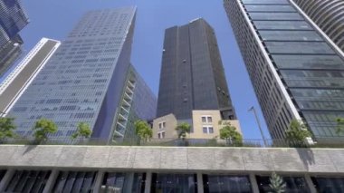 Modern yerleşim alanları, yüksek apartmanlar, gökdelenler. Büyük şehir sokakları, beton ve camdan binalar. Tel Aviv İsrail 2 Haziran 2024