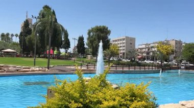  Güzel bir parkta çeşme, rüzgarda İsrail bayrağı. Yavaş çekim