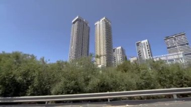 Modern yerleşim alanları, yüksek apartmanlar, gökdelenler. Büyük şehir sokakları, beton ve camdan binalar. Tel Aviv İsrail 2 Haziran 2024